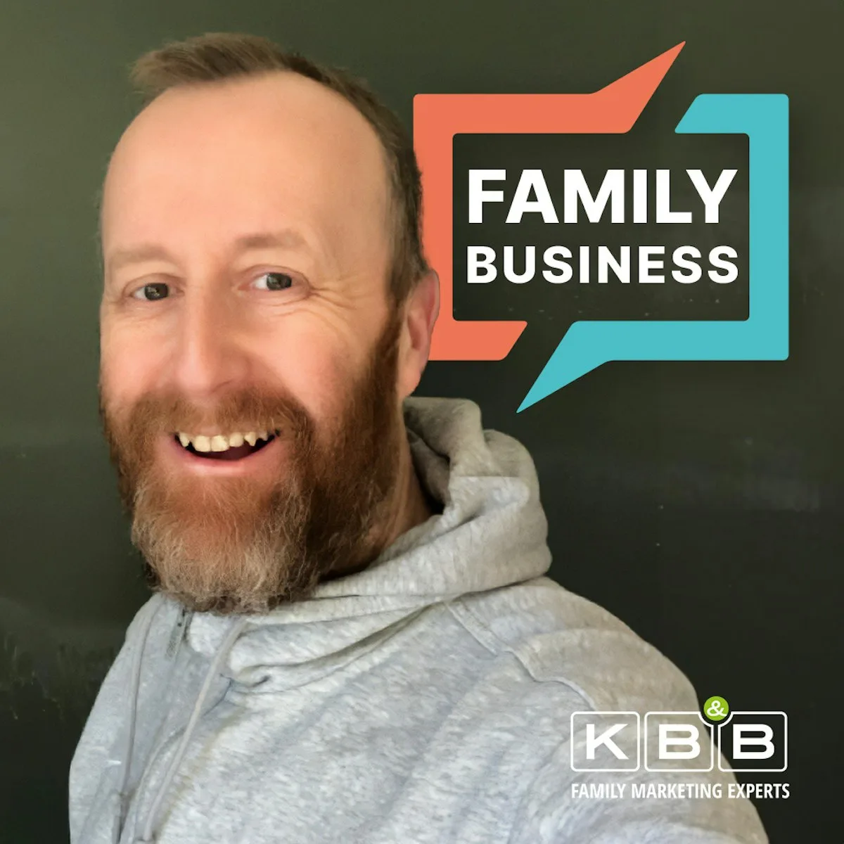 Cover der Podcastfolge FAMILY BUSINESS mit Bastian, bekannt als Papa Basti, Social-Media-Creator, Grundschullehrer und Vater